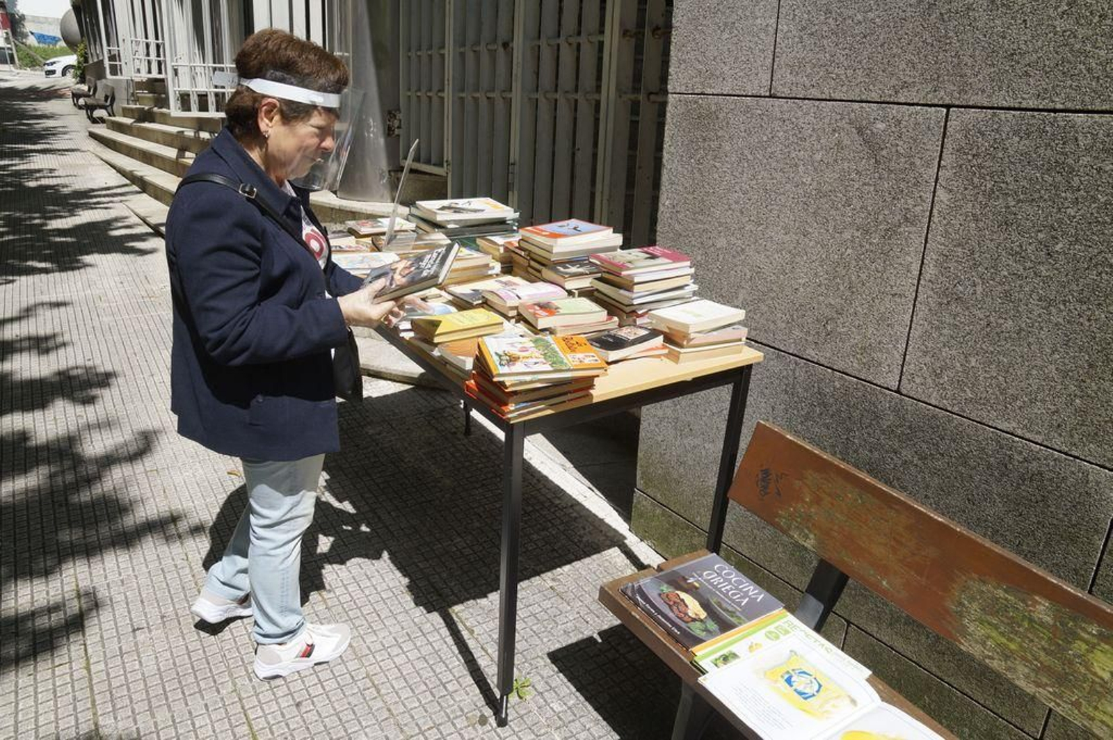 La parroquia de San Antonio de A Florida liberó los libros de la biblioteca de sus Cáritas parroquiales.