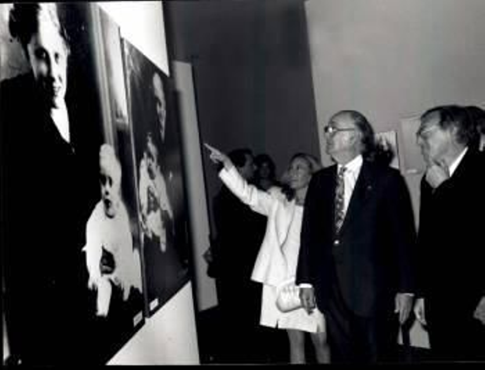 Marina Castaño y Camilo José Cela asisten a una exposición fotográfica.