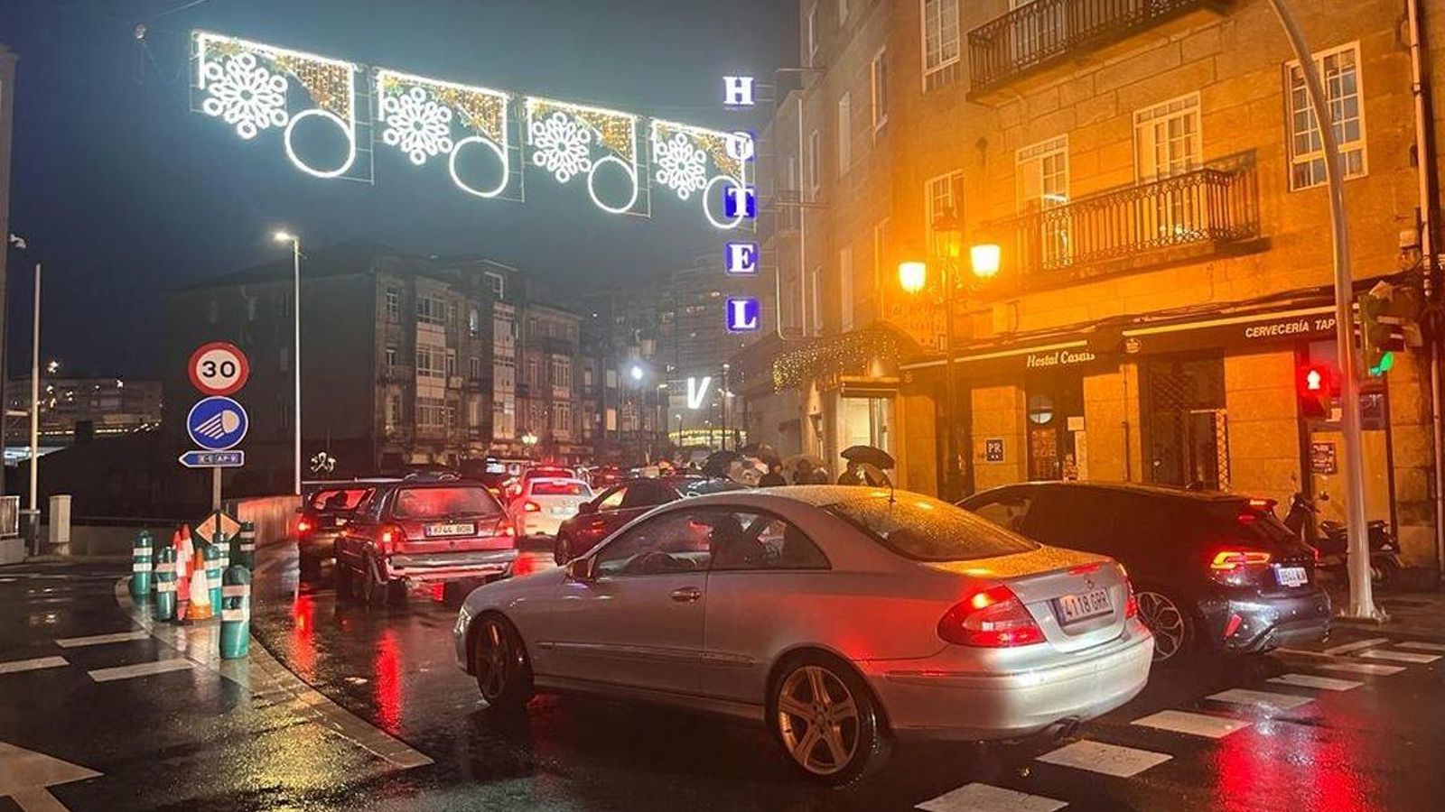 La llegada de visitantes generó atascos en una jornada en la que también estuvieron abarrotadas las calles más céntricas.