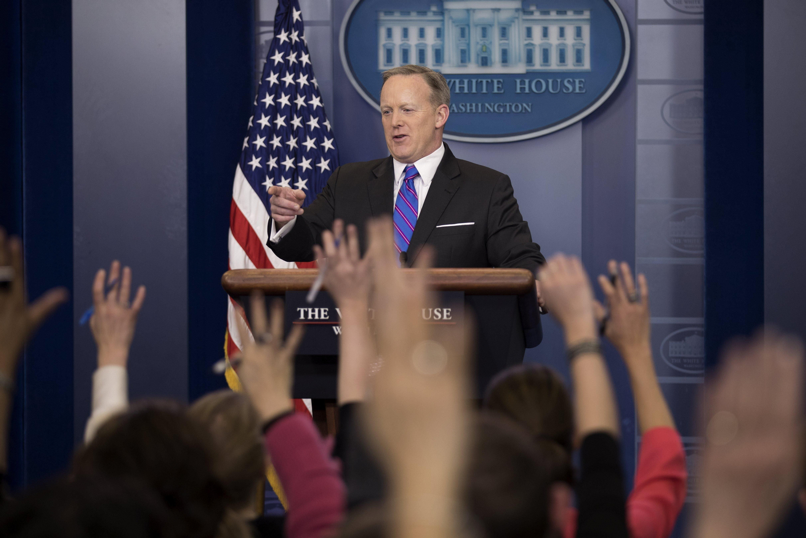 El portavoz de la Casa Blanca, Sean Spicer, recibe un aluvión de peticiones de preguntas.