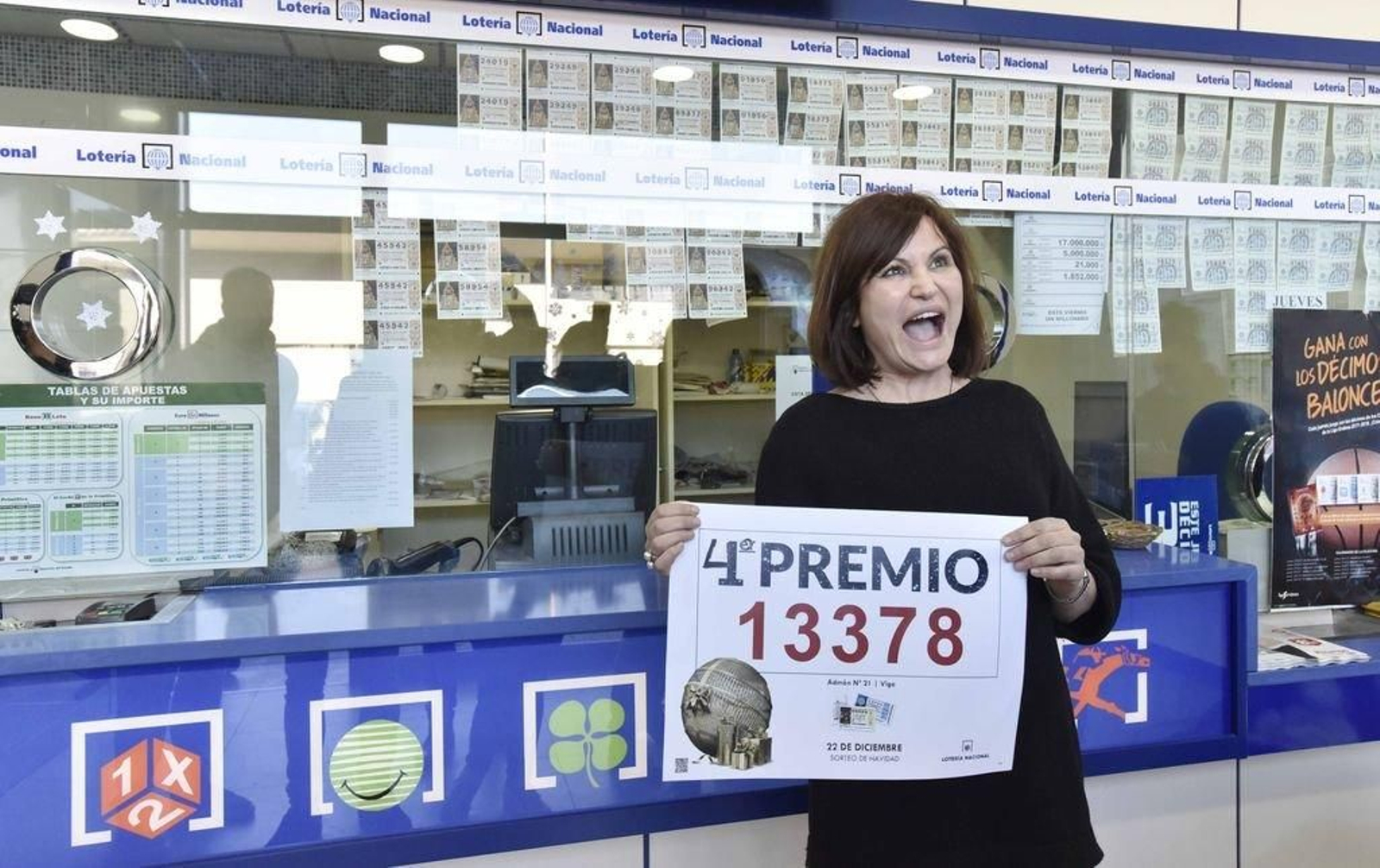 Irene Otero, con el cuarto premio caído en la administración de Cánovas del Castillo.