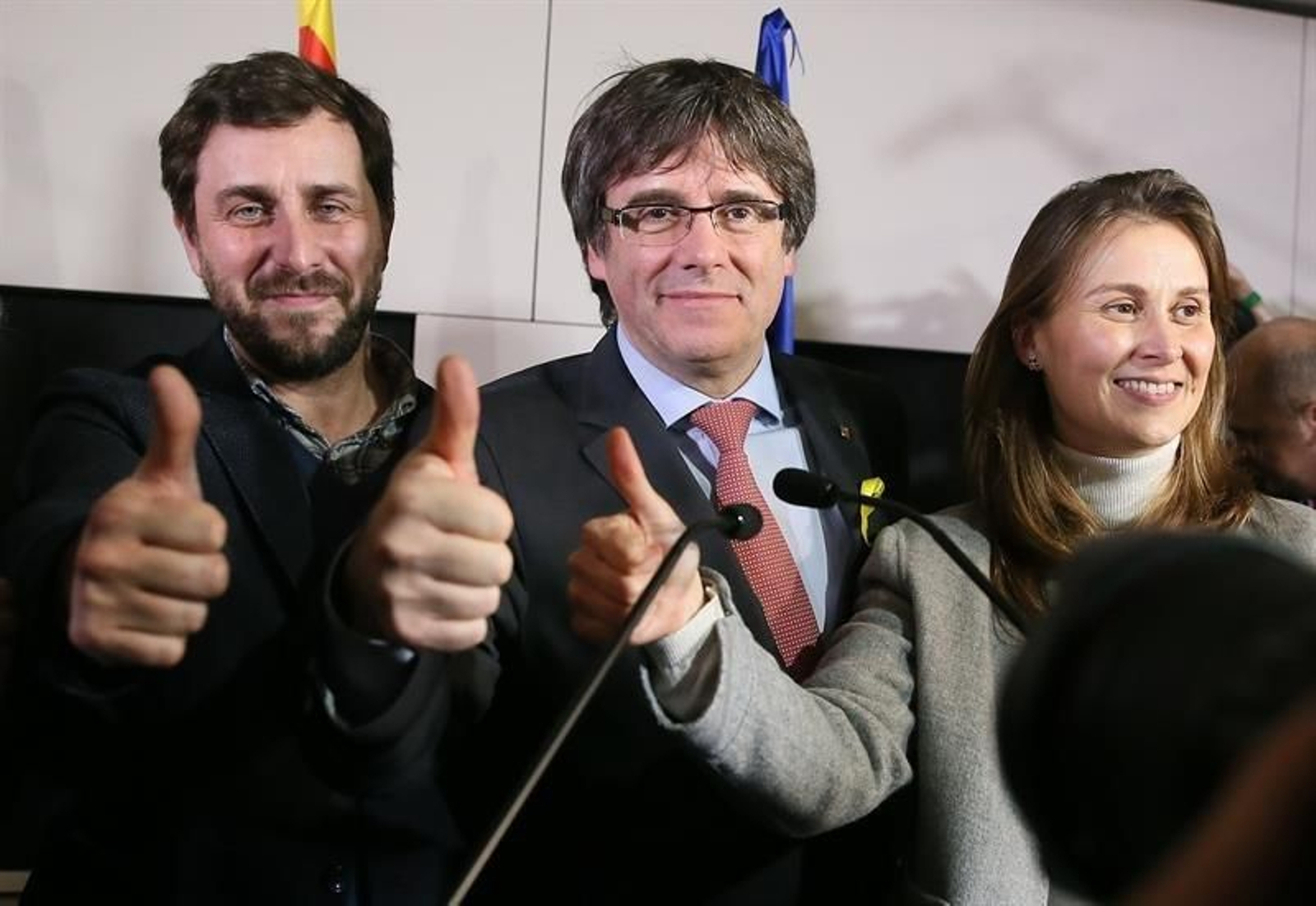 El expresidente de la Generalitat y candidato de Junts per Catalunya, Carles Puigdemont (c)
