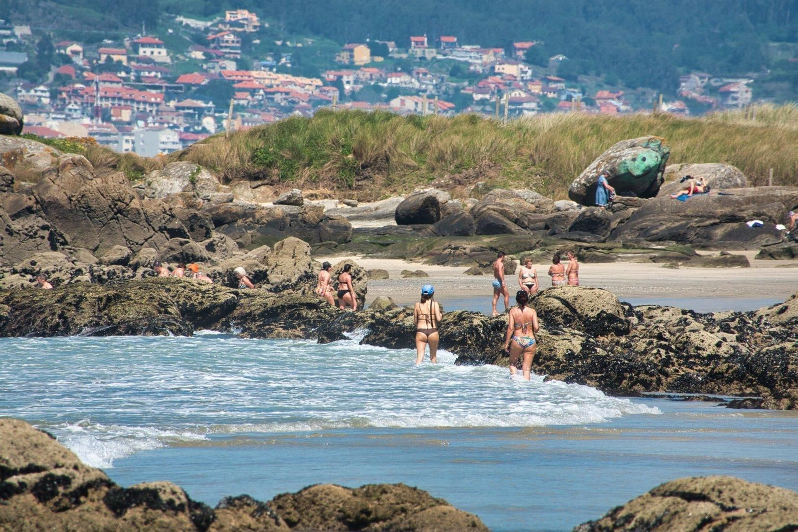 Gente bañándose en Samil.