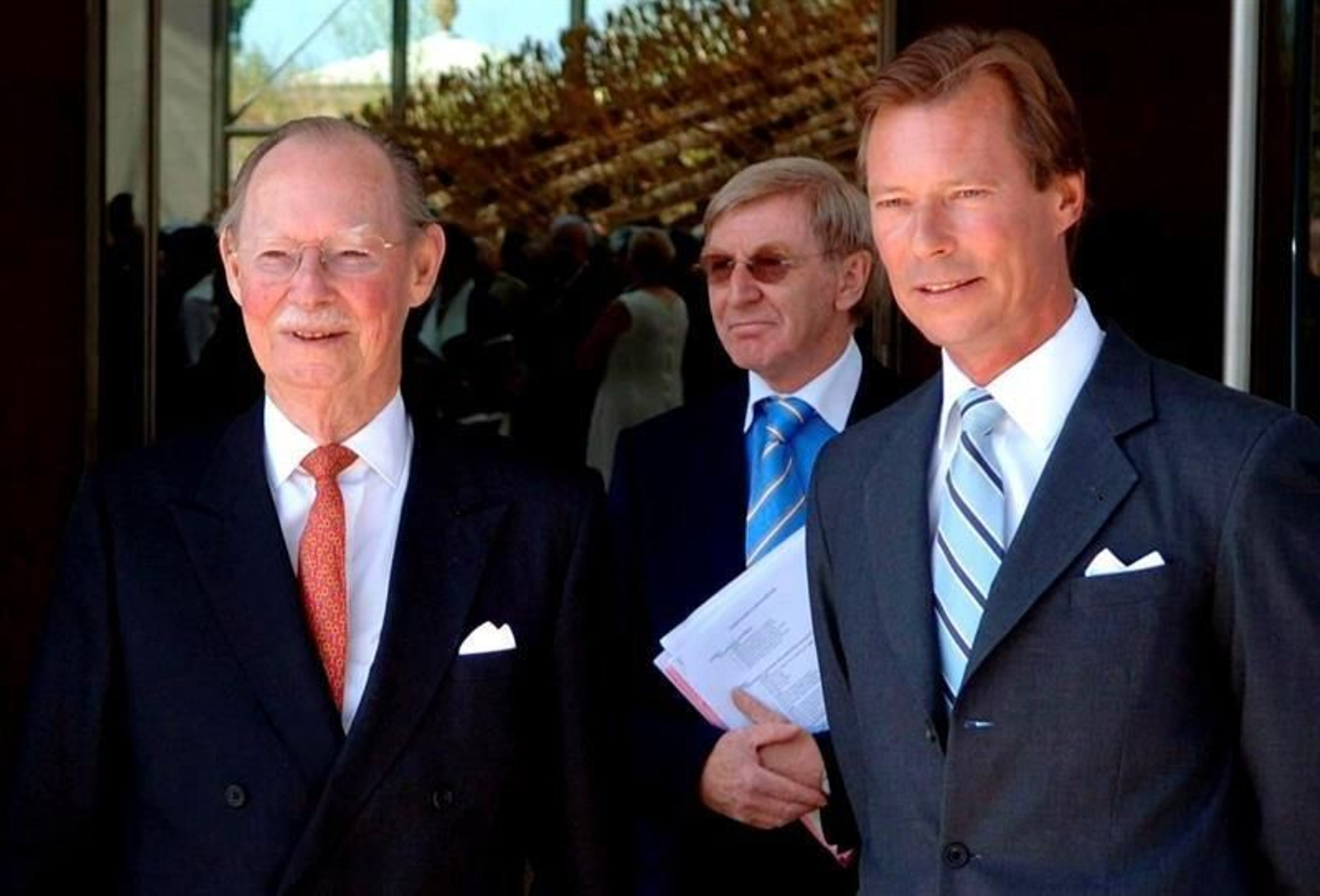 El gran duque Juan de Luxemburgo (izq) llega acompañado de su hijo, el gran duque Enrique de Luxemburgo (dcha)