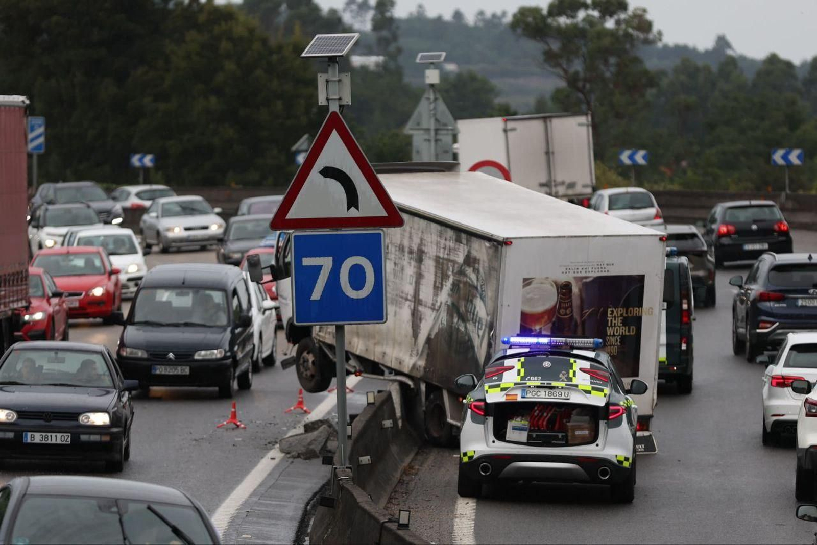 Accidente de un camión en la A-55 en Mos. // Alberte