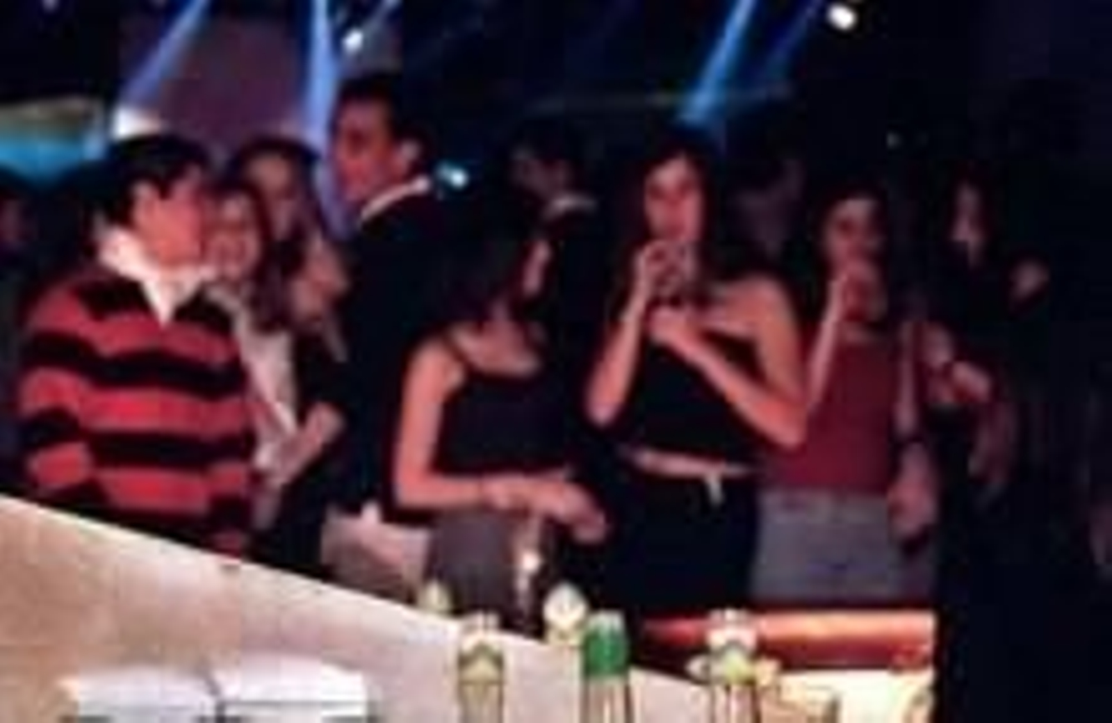 En la imagen, varios jóvenes en una discoteca.