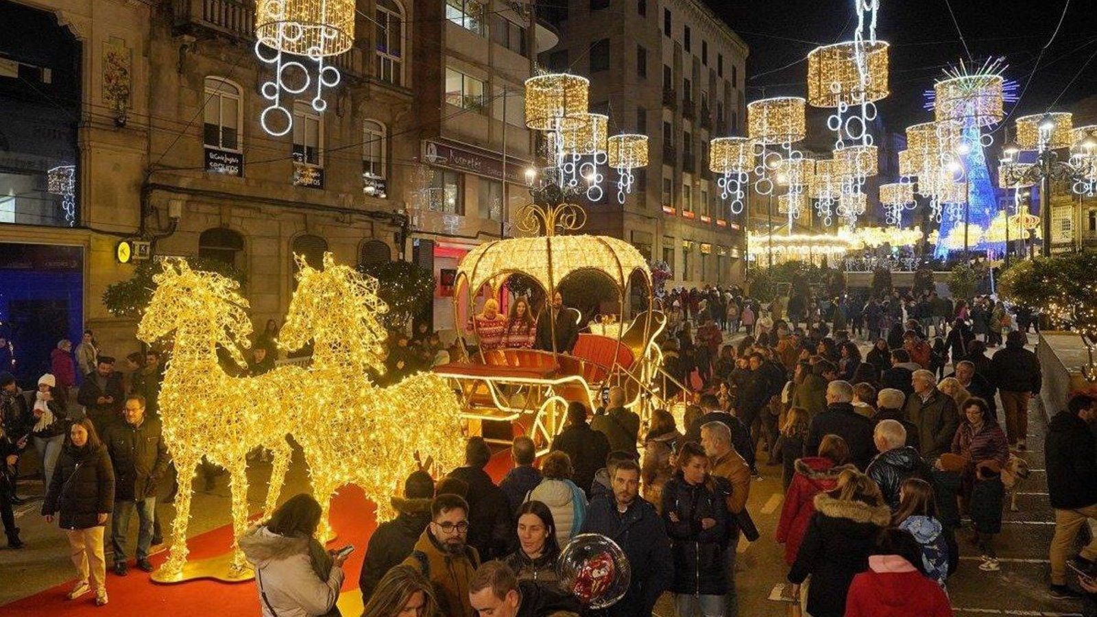 El centro de la ciudad ayer, lleno de visitantes durante la jornada festiva que inició el puente.