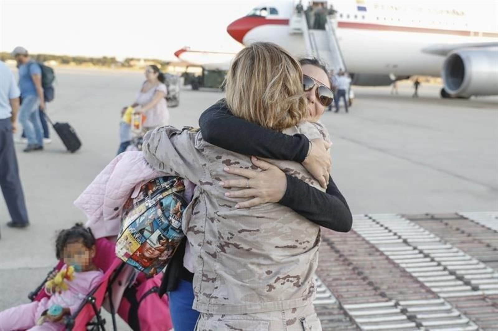 Un familiar abraza a una de los pasajeros del vuelvo que traía a Madrid a españoles residentes en la isla de San Martín.
