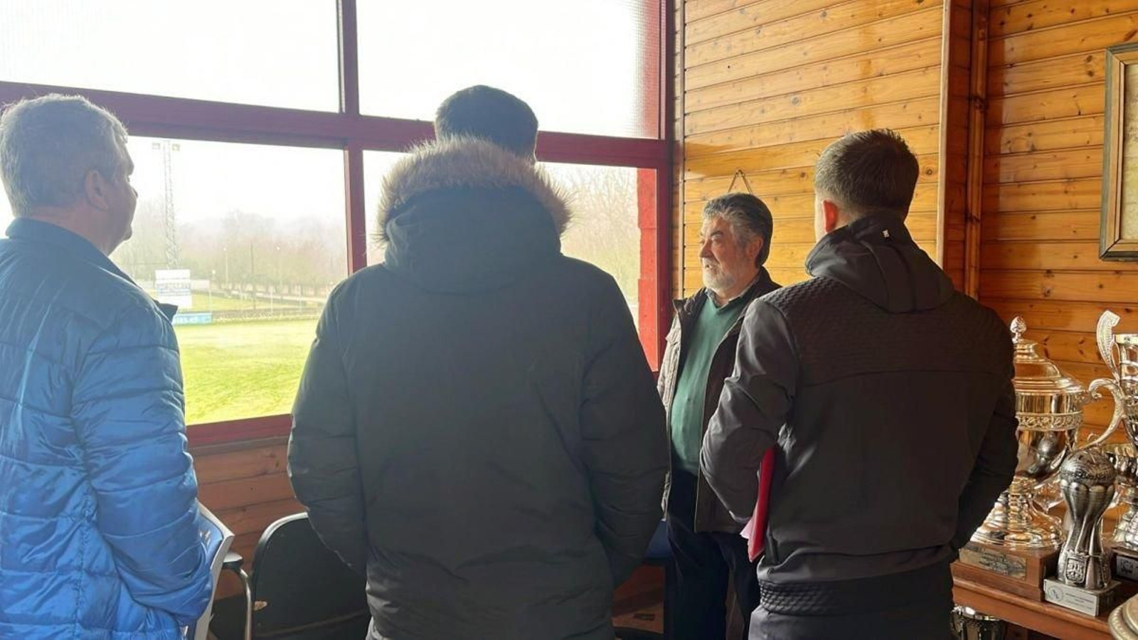 Los responsables del Juvenil y del Concello acompañaron a los técnicos en Ponteareas.