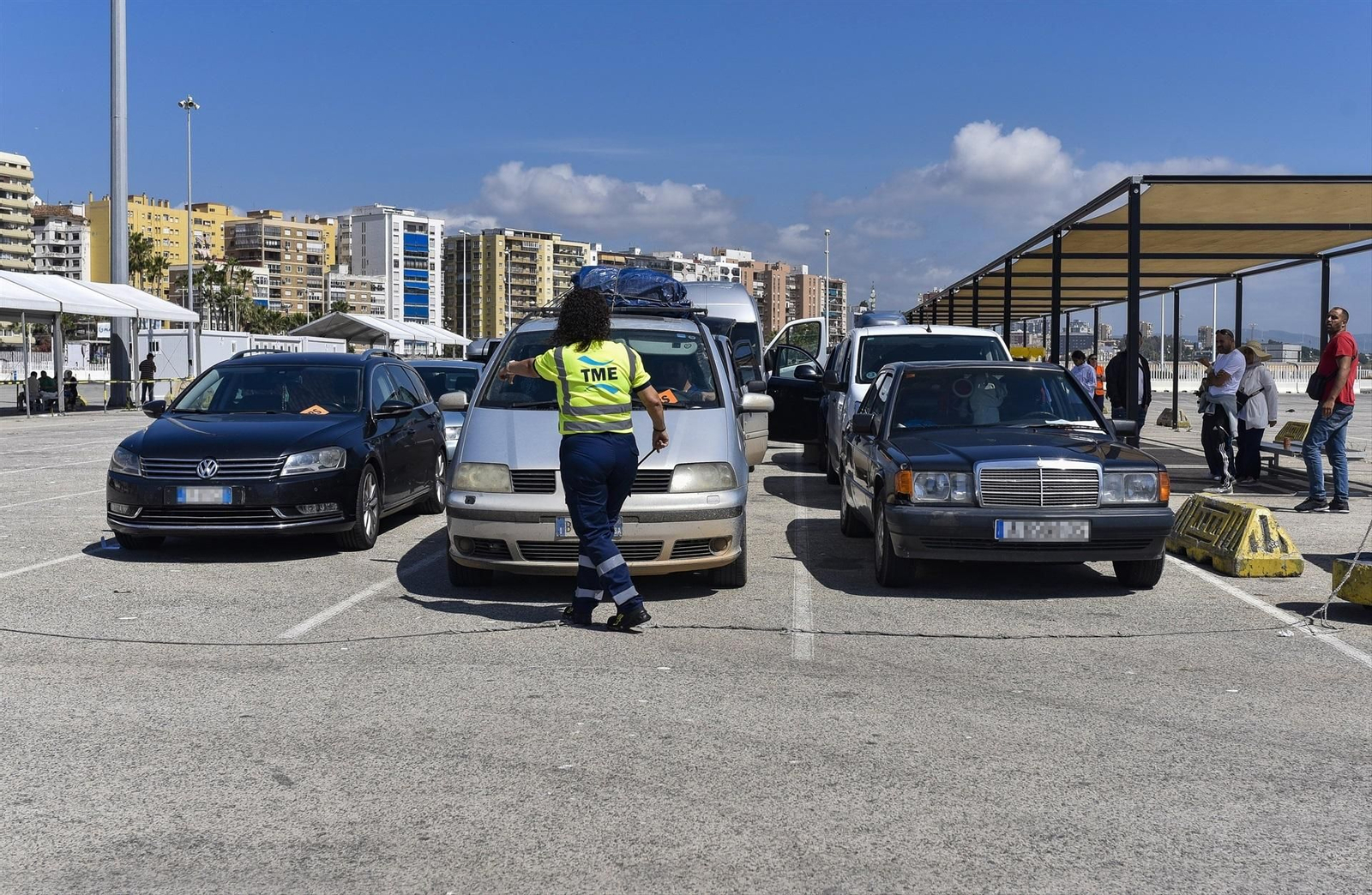 Vehículos esperan para embarcar y cruzar el paso del Estrecho