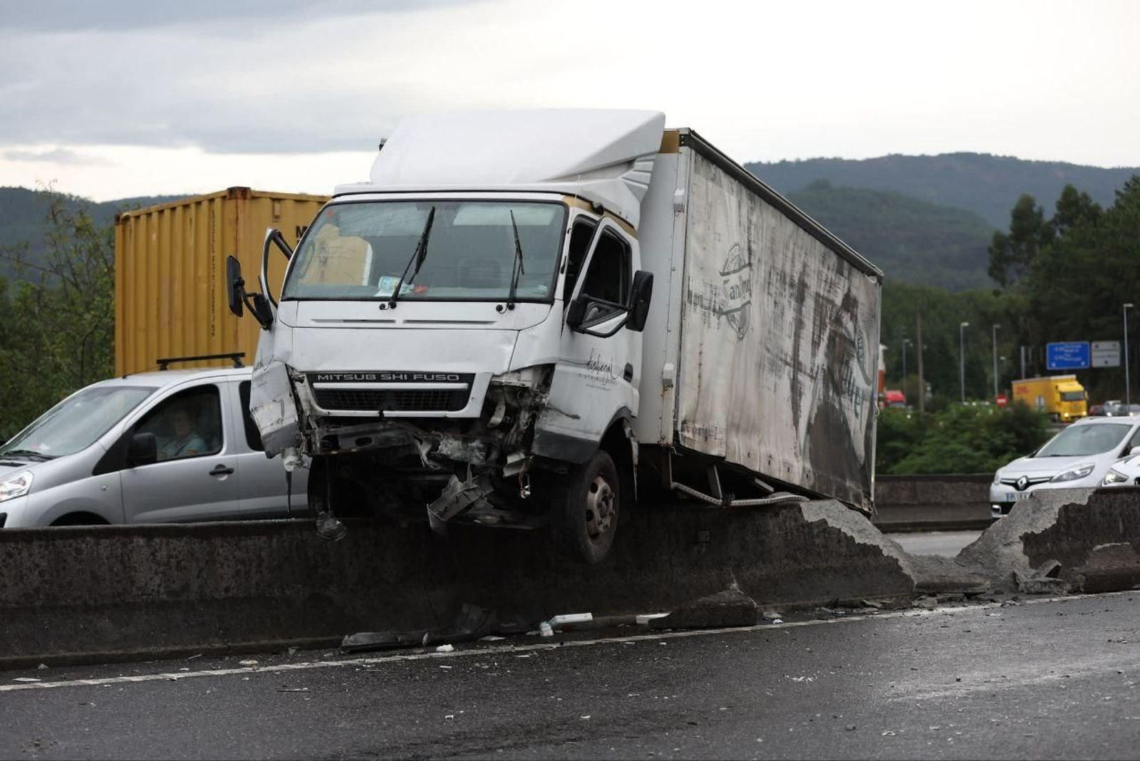 Accidente de un camión en la A-55 en Mos. // Alberte
