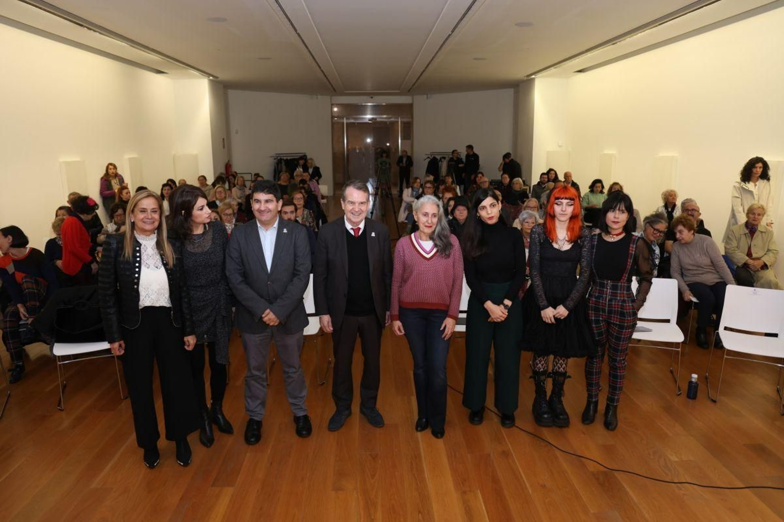 Con motivo do 25N, Día contra a Violencia de Xénero, a Delegación do Goberno e o Concello promoveron onte no Marco o espectáculo poético “Traga”.