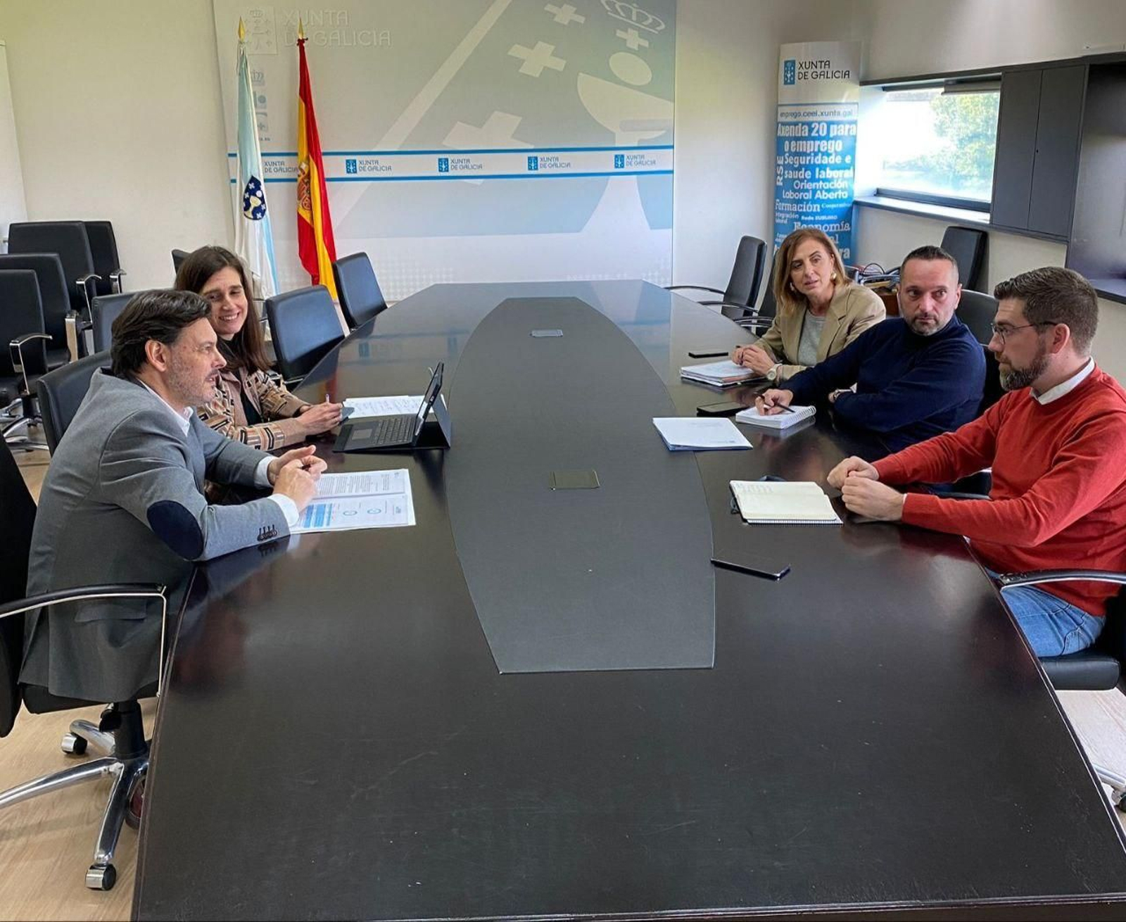 Responsables de Emigración y Empleo de la Xunta durante el encuentro mantenido en Santiago de Compostela.