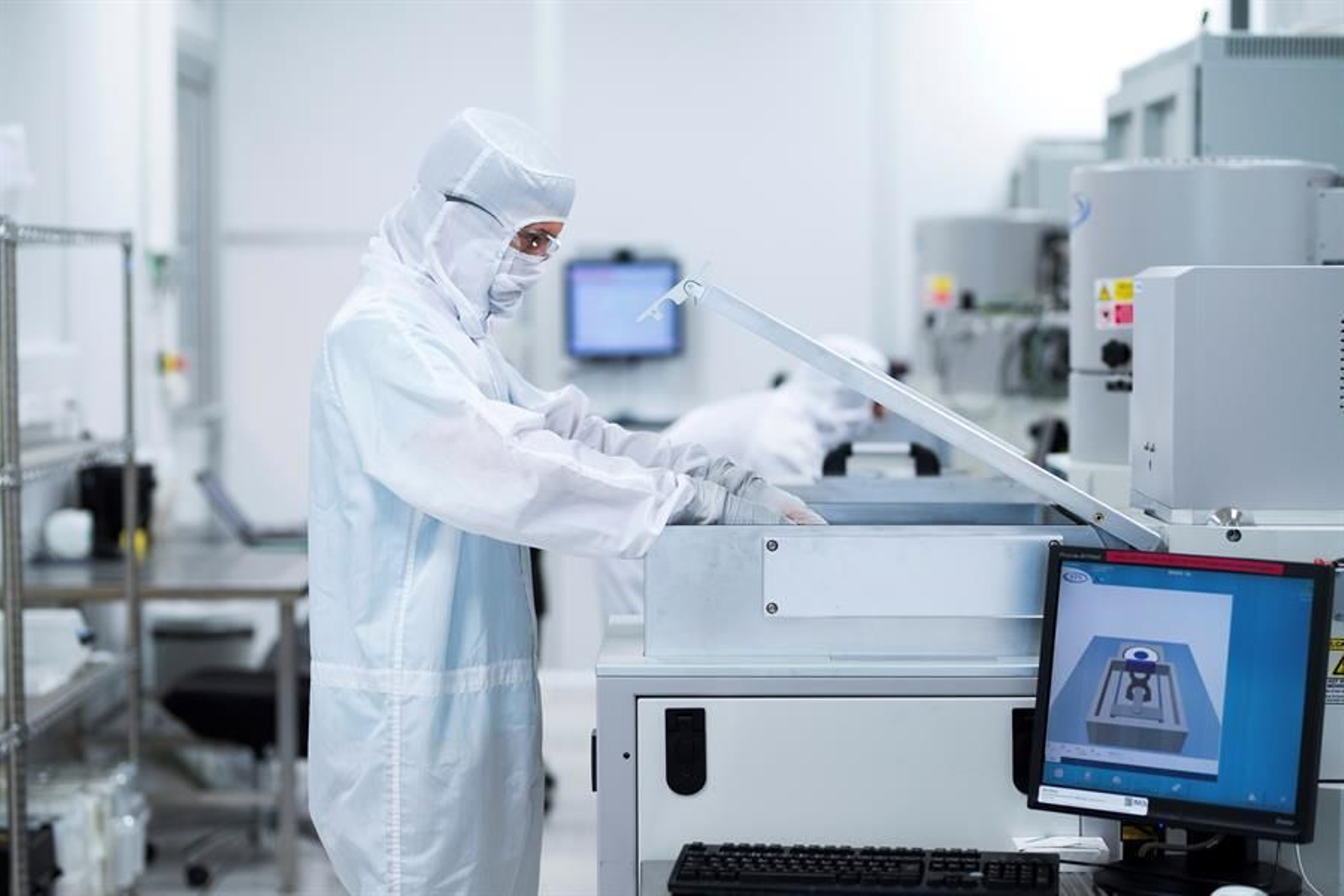 Trabajos en el laboratorio del Instituto de Ibérico de Nanotecnología (INL) de Braga (Portugal) para desarrollar un dispositivo que se podrá usar en casas y con solo soplar nos dirá con un mensaje al teléfono si tenemos o no Covid