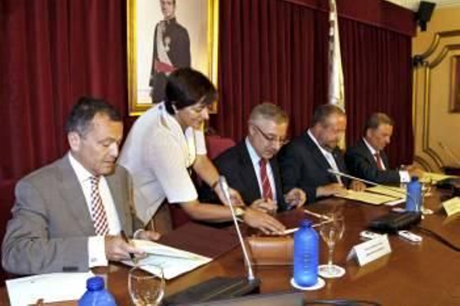 Agustín Hernández, con blanco, Orozco y Antonio González, presidente de Adif. (Foto: J.M. Castro)