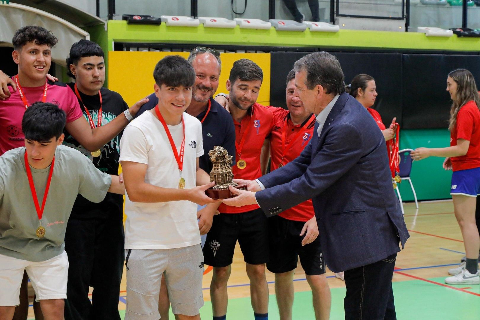 Abel Caballero haciendo entrega de las medallas.