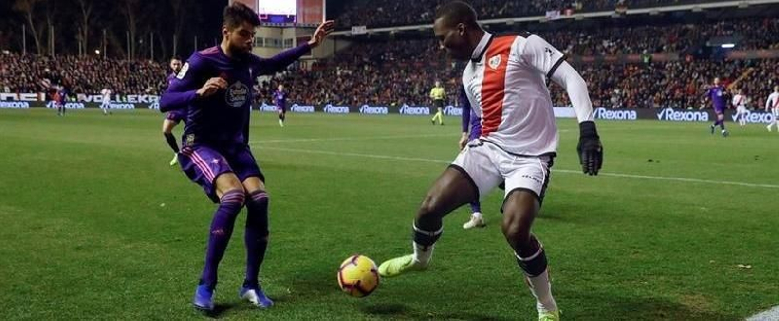El defensa peruano del Rayo Vallecano, Luis Advincula (d), intenta controlar el balón ante el jugador mexicano del Celta, Néstor Alejandro Araujo