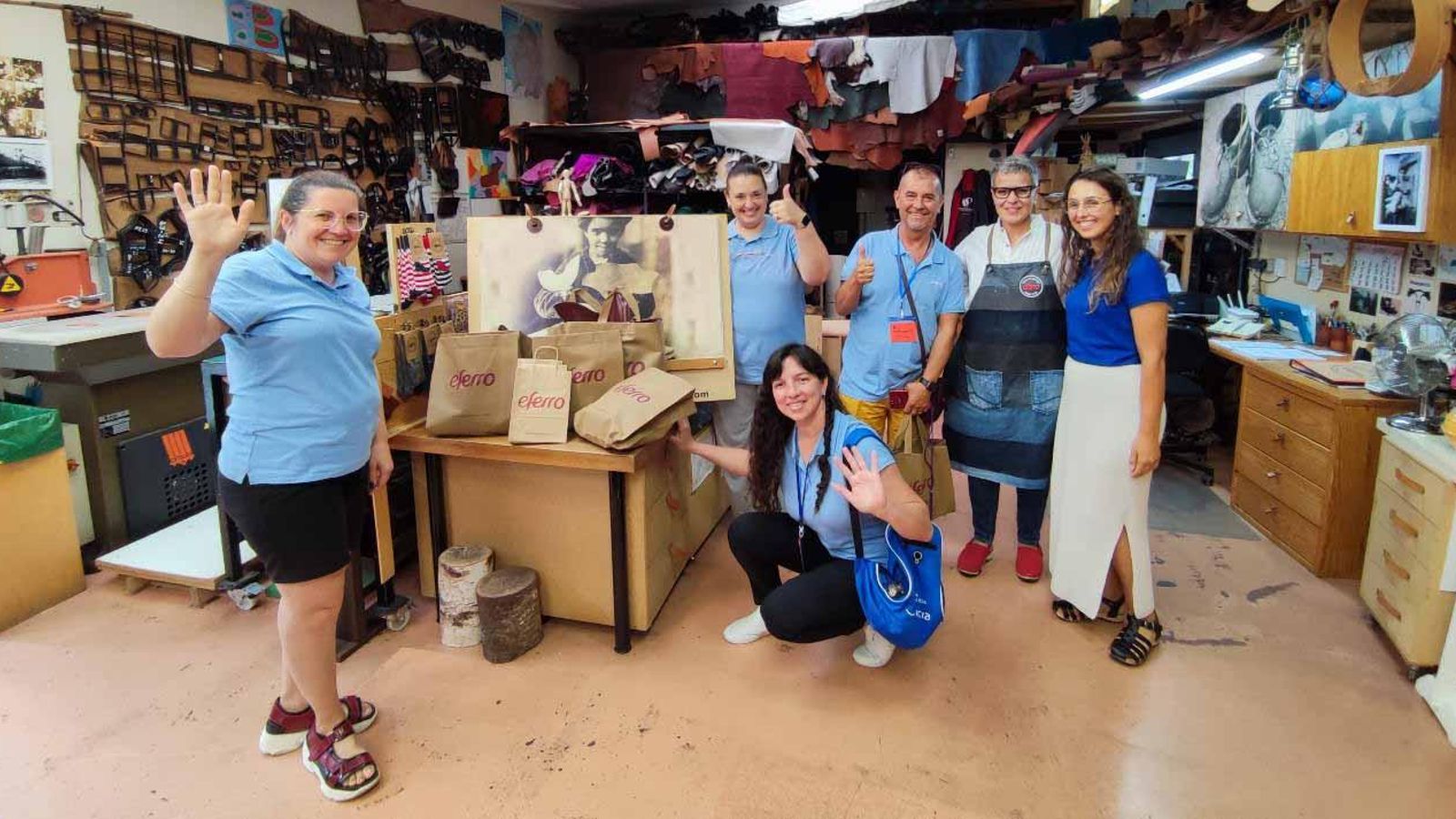 Imagen de la visita al taller de zuecos de Elena Ferro
