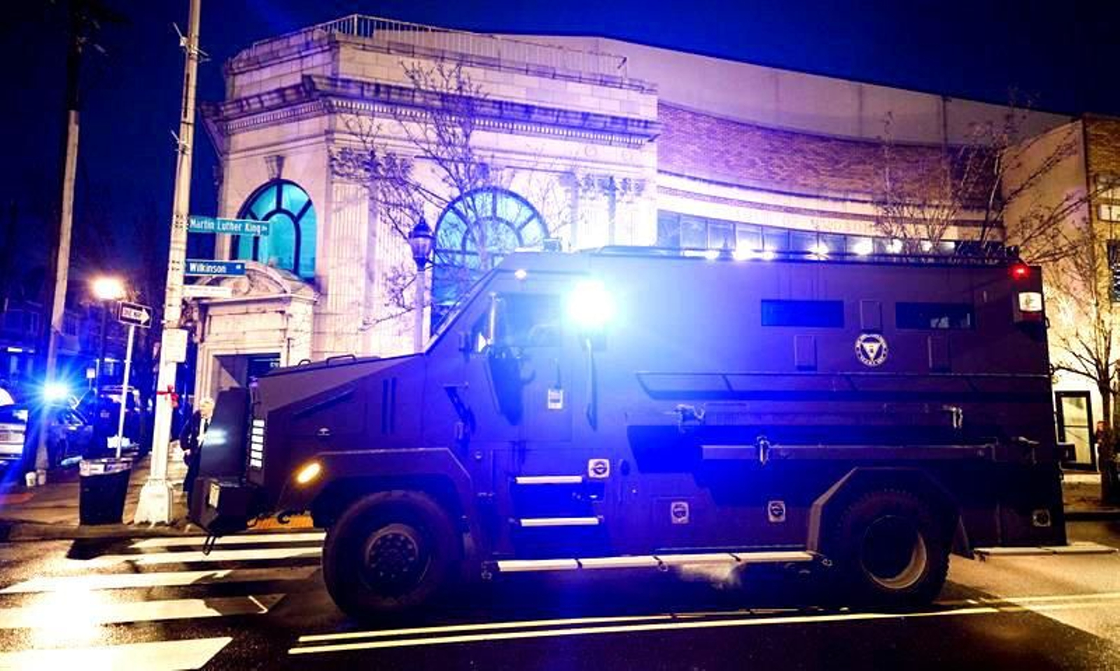 La policía asegura e investiga la escena de un tiroteo en Jersey City, Nueva Jersey, EE. UU.