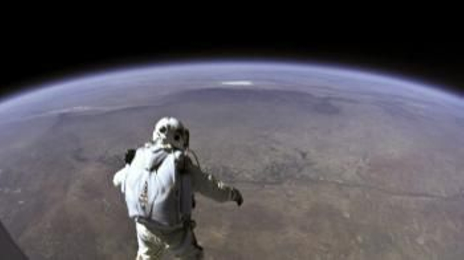Fotografía cedida este 16 de octubre de 2012, por Red Bull Stratos, que fue tomada por una cámara montada en la cápsula