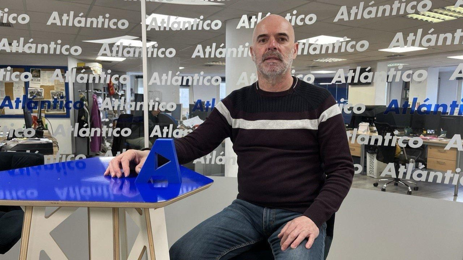 Xabier Díaz no set de AtlánticoTV.