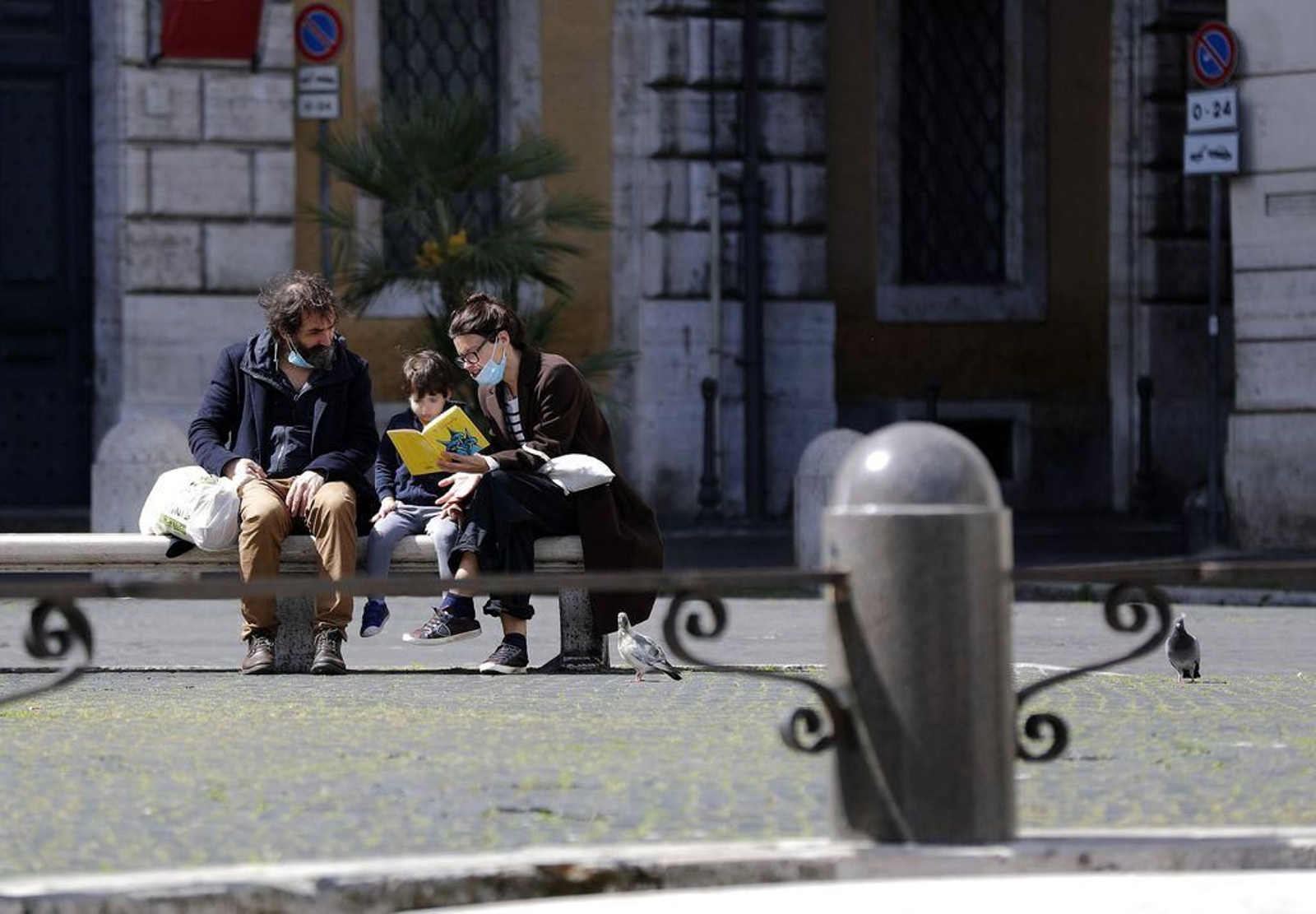 Una familia, con un niño, en la Piazza Navona de Roma.