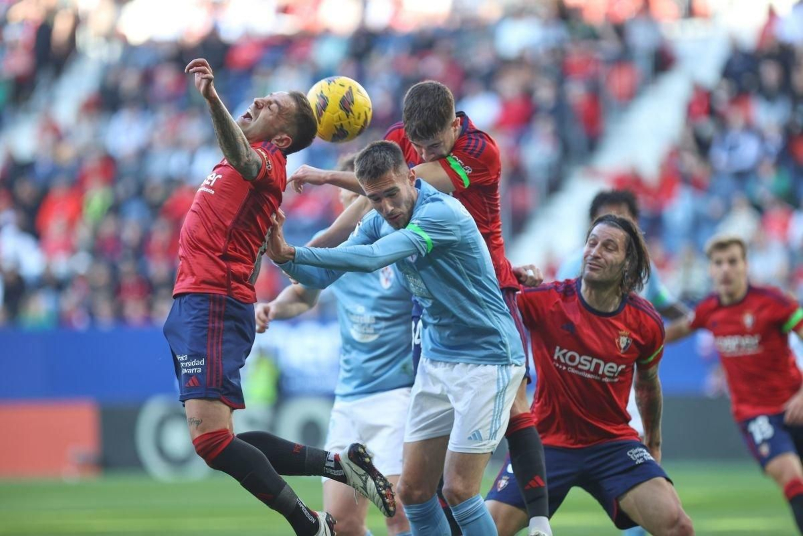 Óscar Mingueza volvió a adelantar su posición y ayer ejerció de extremo en el partido ante Osasuna.
