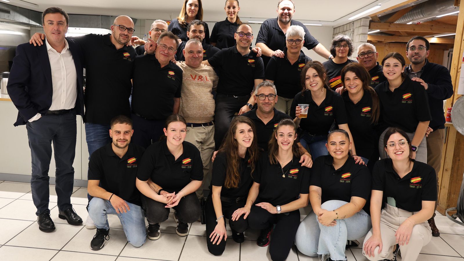 El presidente Deputación A Coruña, presidente y miembros directiva y sociedad del centro español de Lyss y el alcalde de Santa Comba