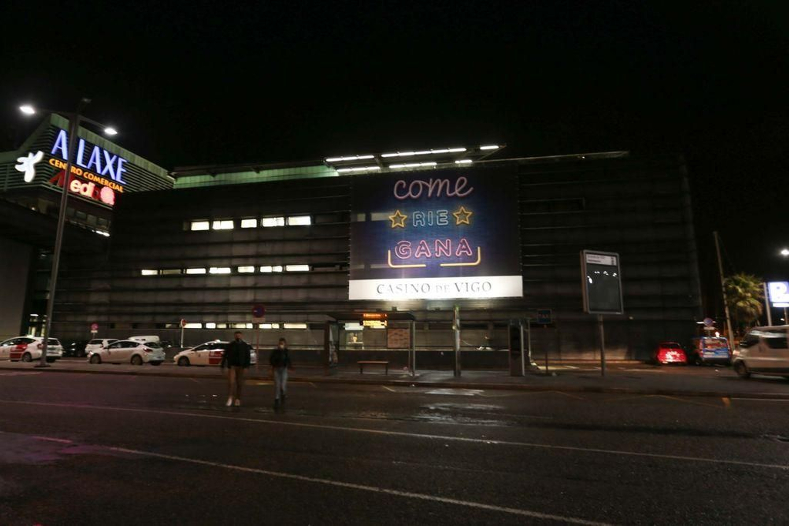 Desde el Casino de Vigo indican que, pese a no haber restricción, “por solidaridad” dejan de servir a sus clientes desde la una de la madrugada.