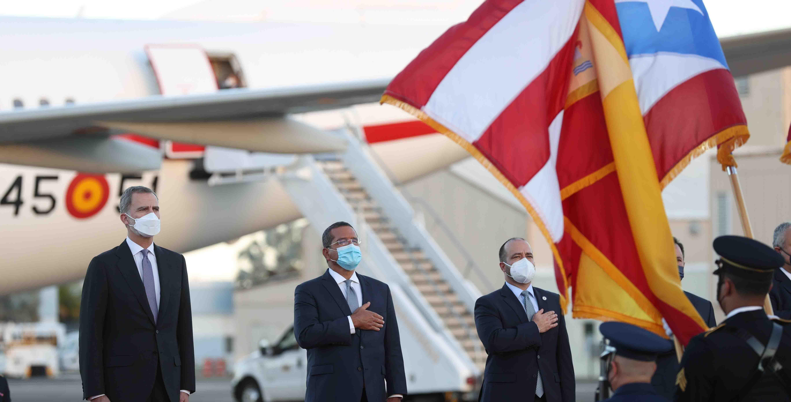 El rey de España, Felipe VI, con el gobernador de Puerto Rico, Pedro Pierluisi (c), en San Juan (Puerto Rico). EFE/ Orlando Barría