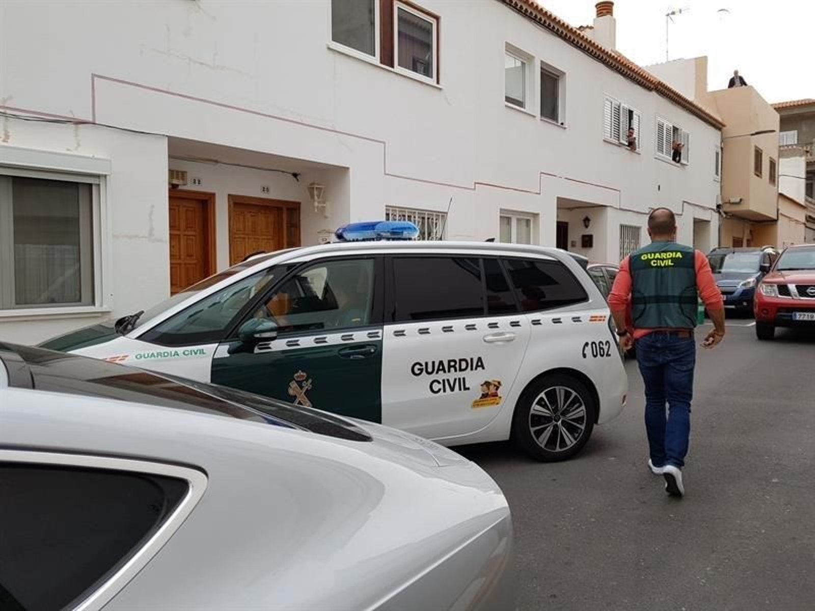 La Guardia Civil realizó este viernes un nuevo registro en la casa del presunto autor de la muerte de su mujer y su hijo en Tenerife