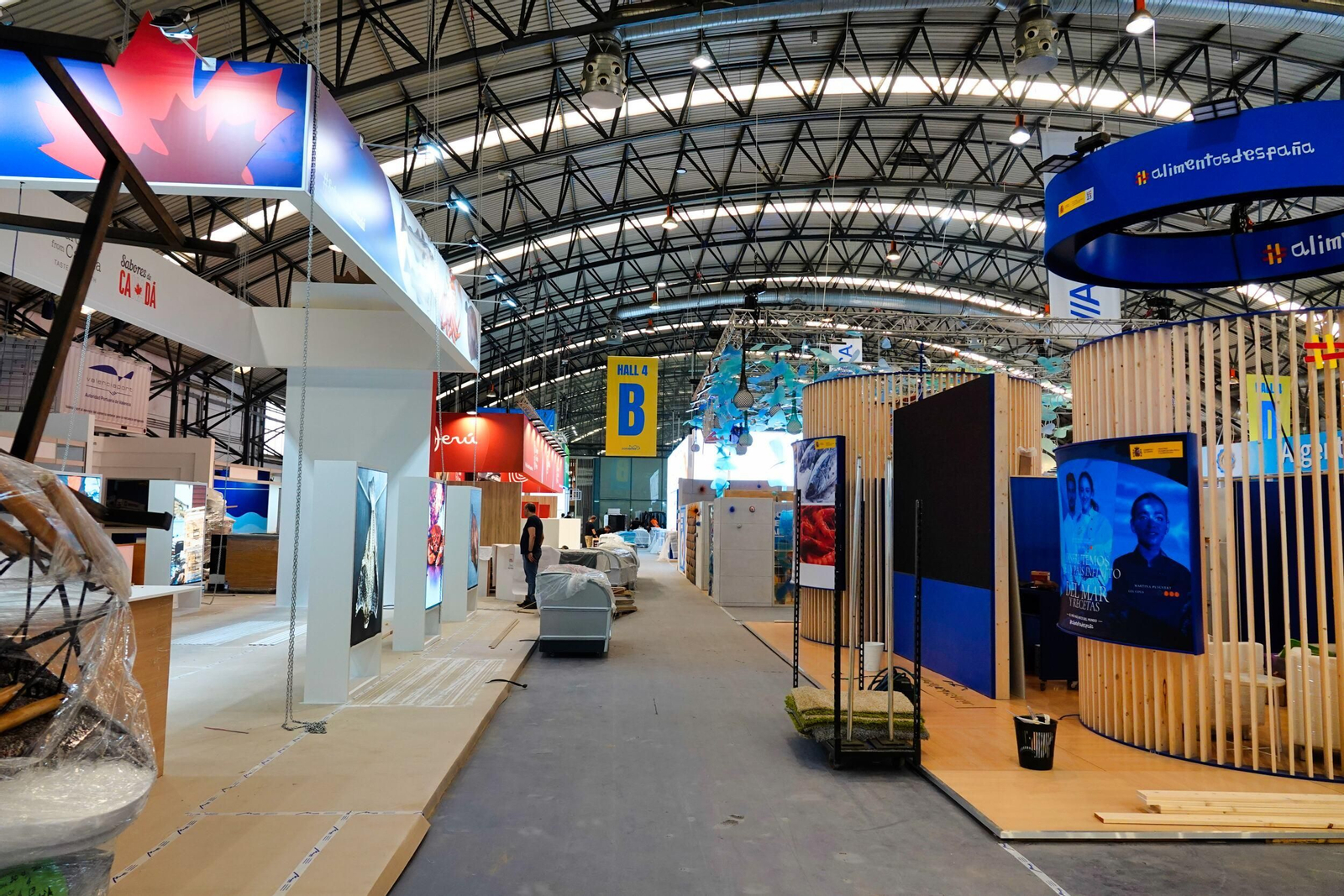 Montaje de la feria de Conxemar en el Ifevi.