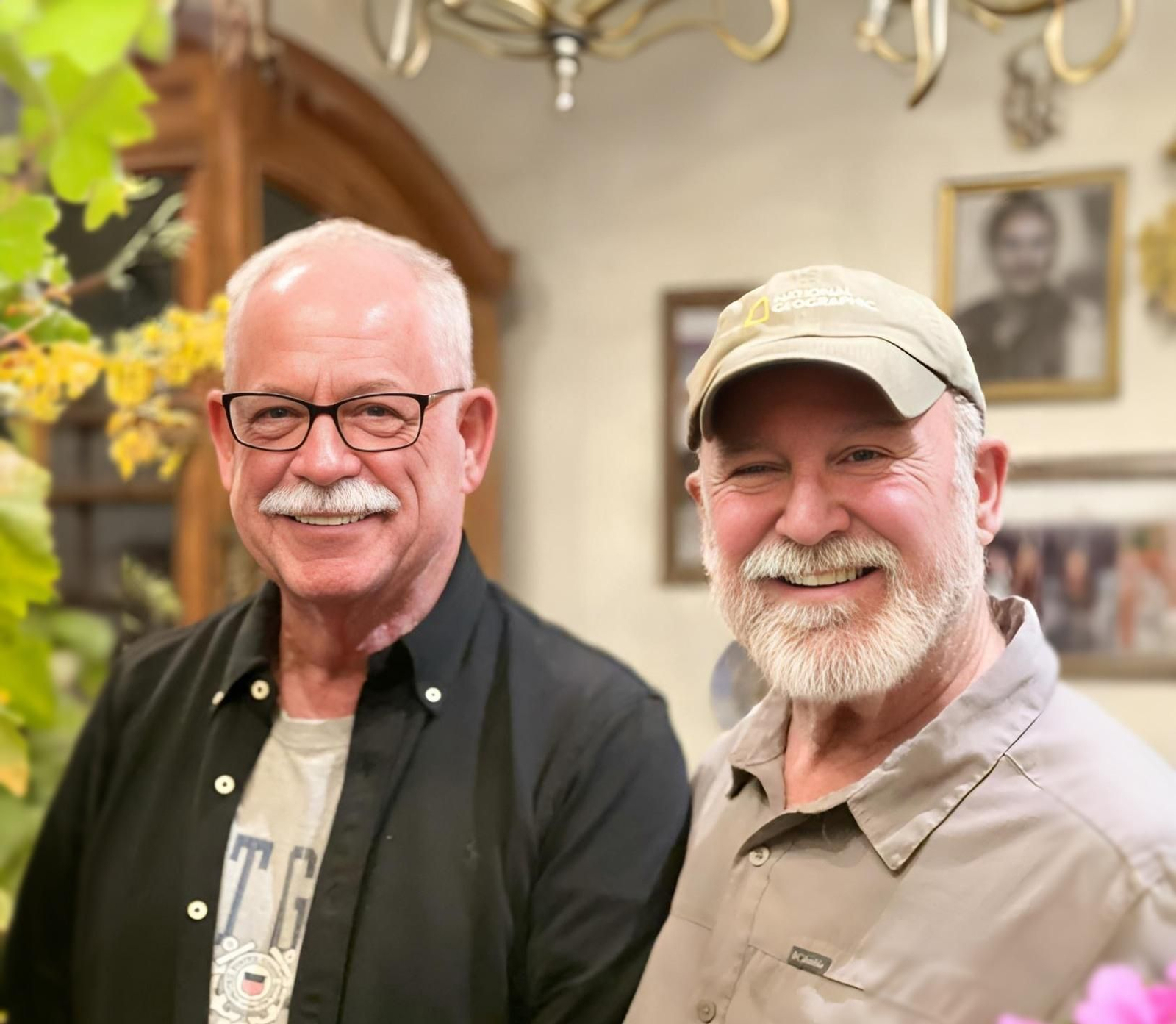 El presidente del Centro Español de Tampa, Antony Carreño (derecha) y Bill Wear, dos de los afectados por el paso de la tormenta "Helene".