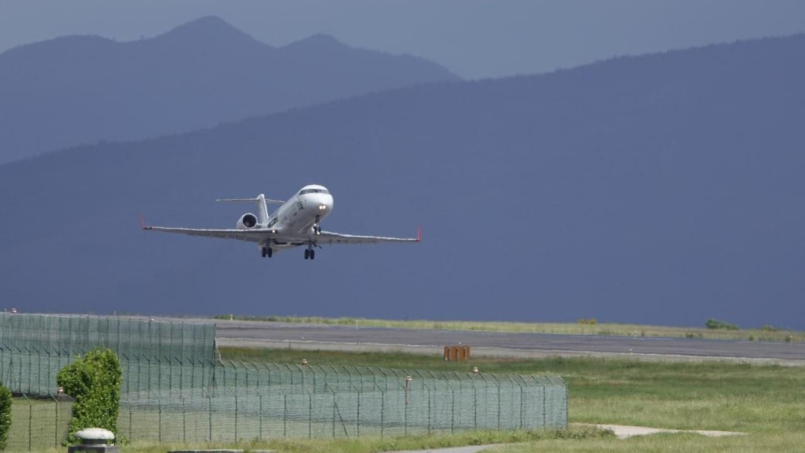 Despeque de un avión en el aeropuerto de Vigo. // Vicente Alonso