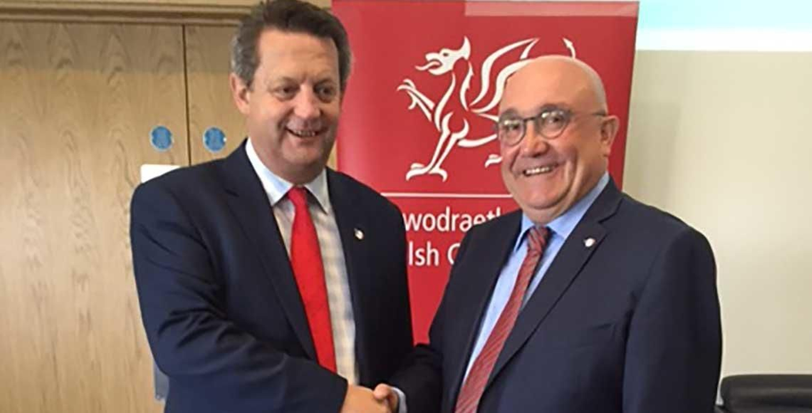 Patxi Baztarrika con el Ministro de Lengua Galesa y Aprendizaje Permanente, Alun Davies