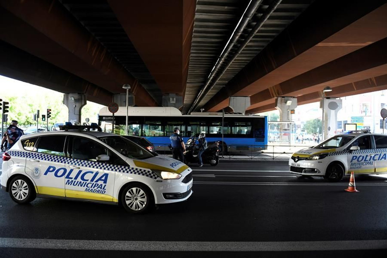 Efectivos de la Policía Local realizan controles en Madrid.