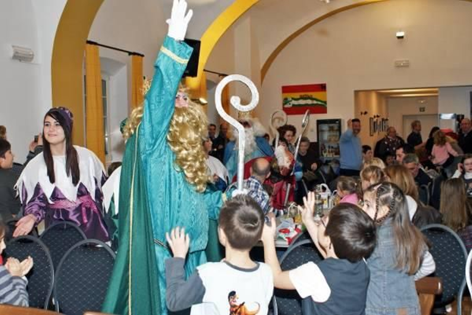Niños disfrutan de la visita de los Reyes a la Peña Al Andalus.