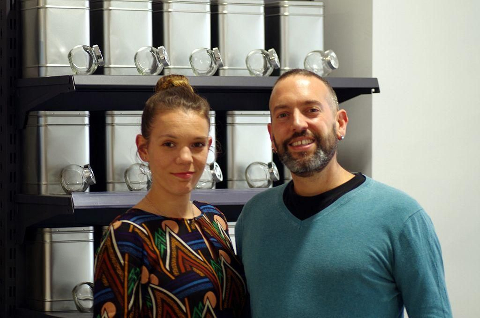 Dana y Noé en la nueva tienda que ofrece todo lo que puede vender un supermercado, pero a granel.