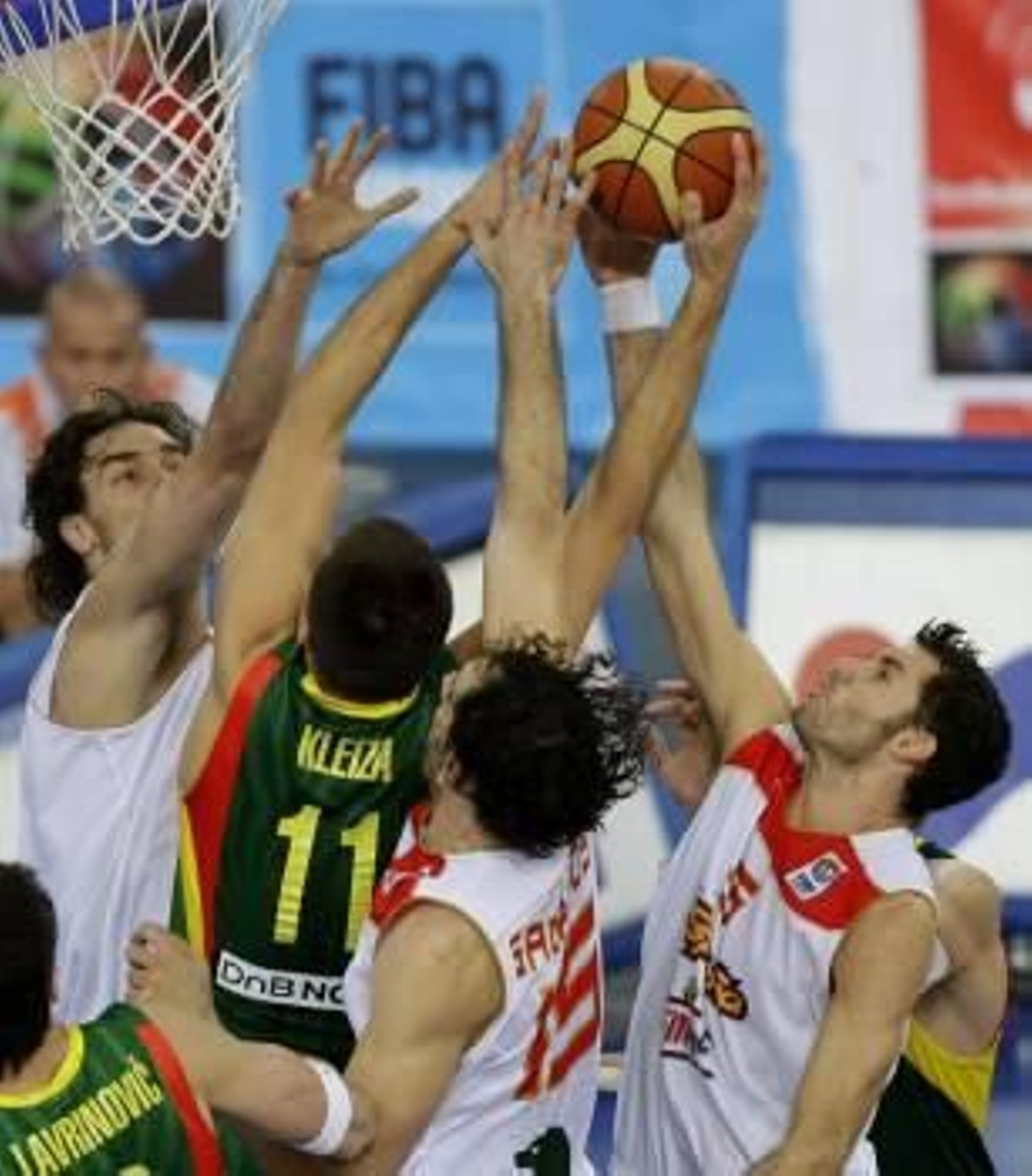 Gasol, Fernández y Gasol intentan frenar a Kleiza. (Foto: EFE)