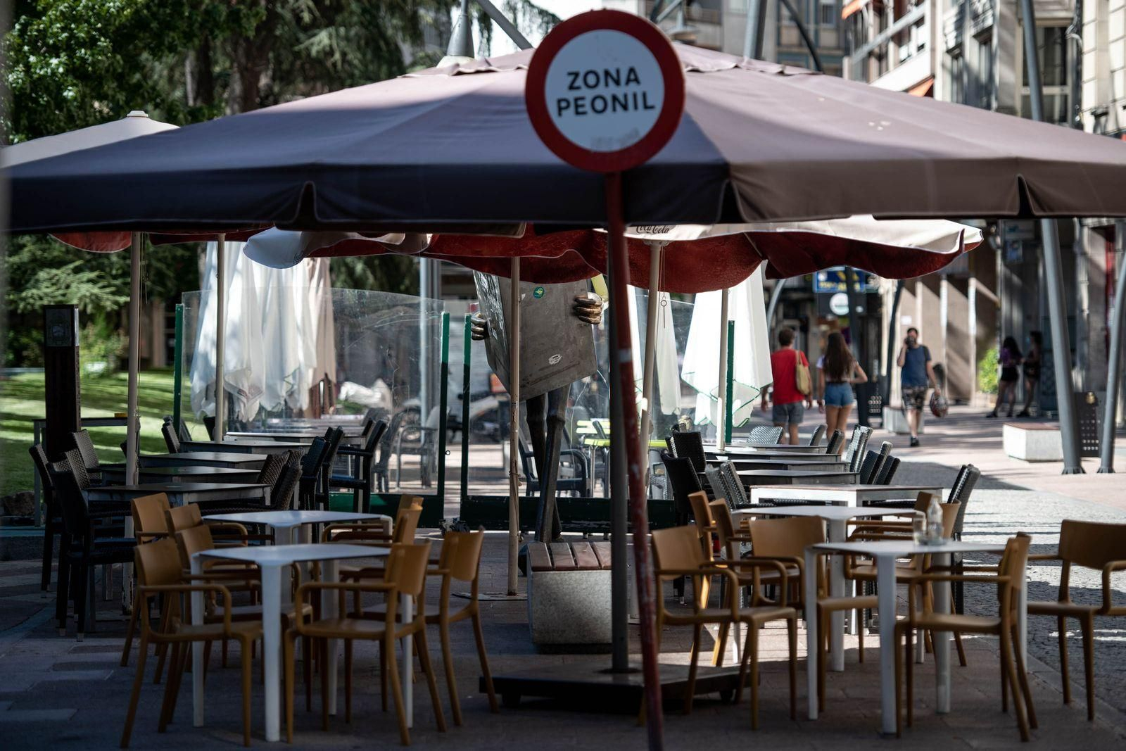 OURENSE (PARQUE DE SAN LÁZARO). 05/08/2020. OURENSE. Las terrazas del Parque de San Lázaro tapan la escultura del Carrabouxo. FOTO: ÓSCAR PINAL