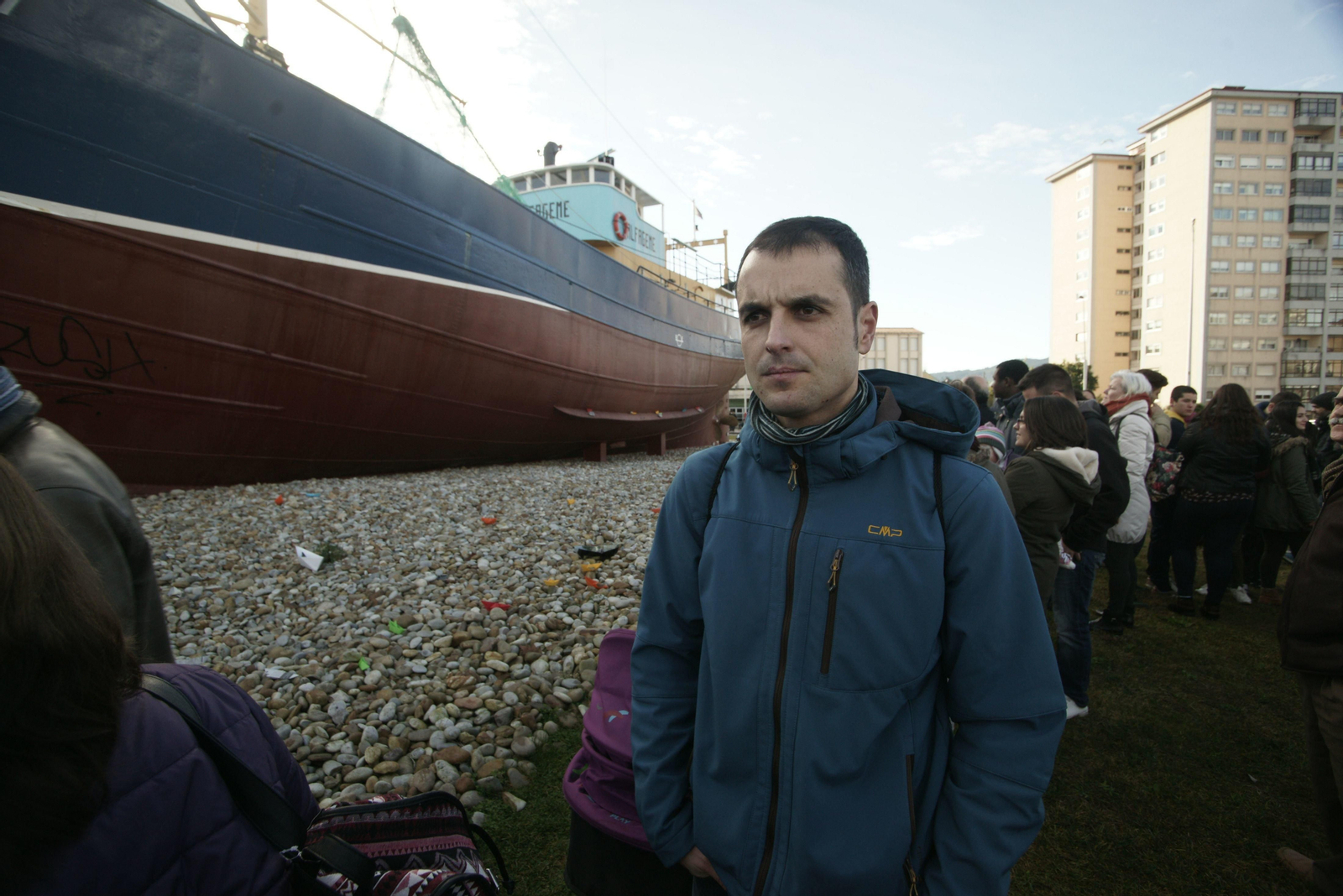 Diego Lores junto al barco, ayer en la rotonda de Coia.