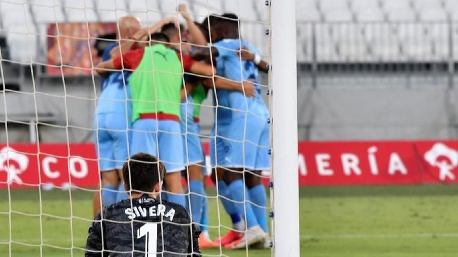 Los jugadores del Girona celebran un gol ante Sivera, meta del Almería.