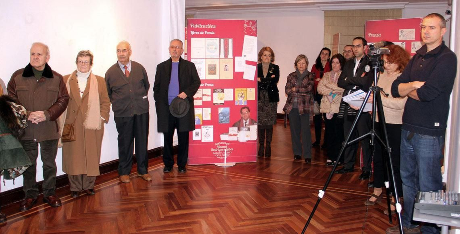 Asistentes a la inauguración de la muestra sobre el poeta emigrante Manuel Rodríguez.