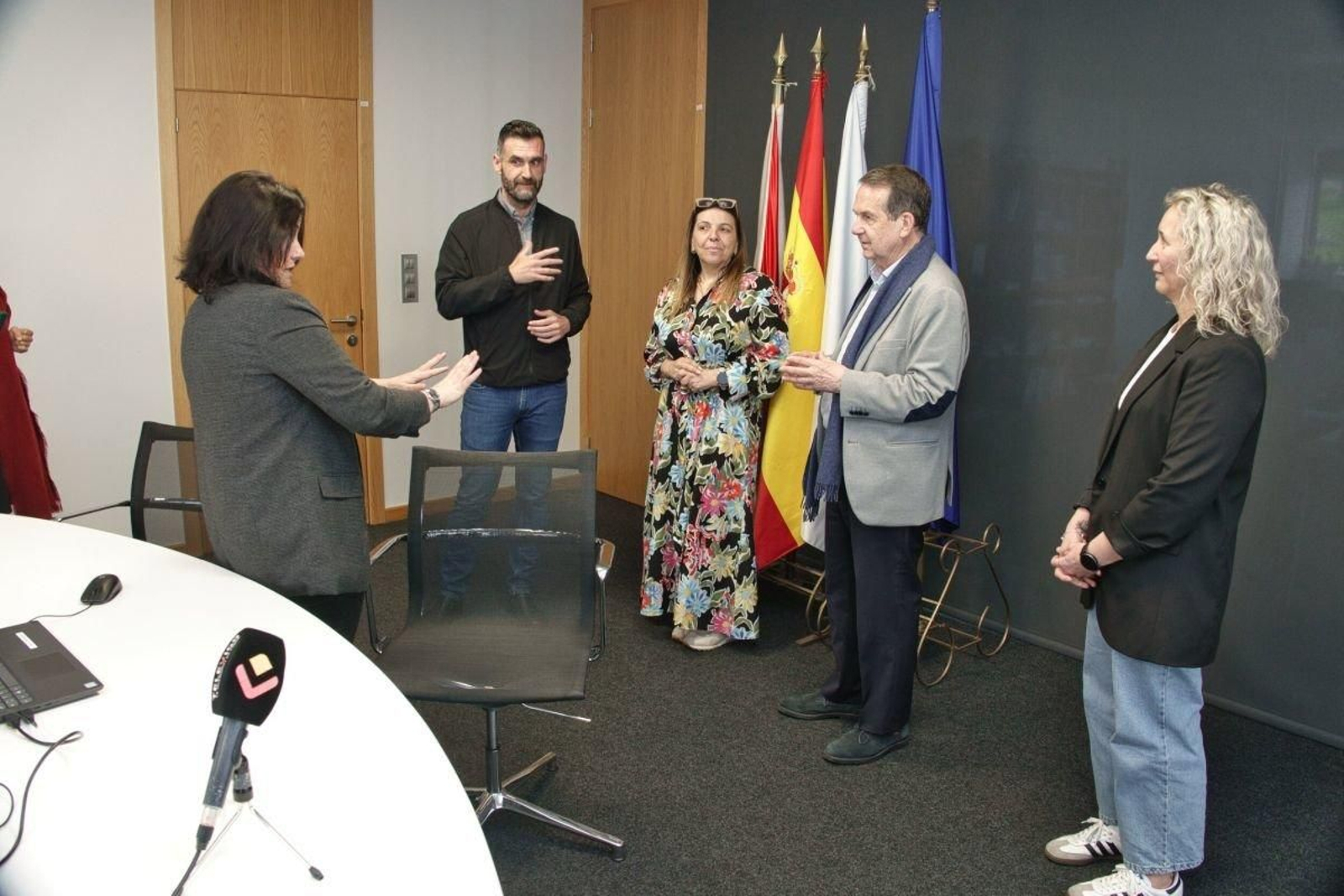 Abel Caballero participó ayer en una prueba del nuevo servicio de vídeo interpretación.