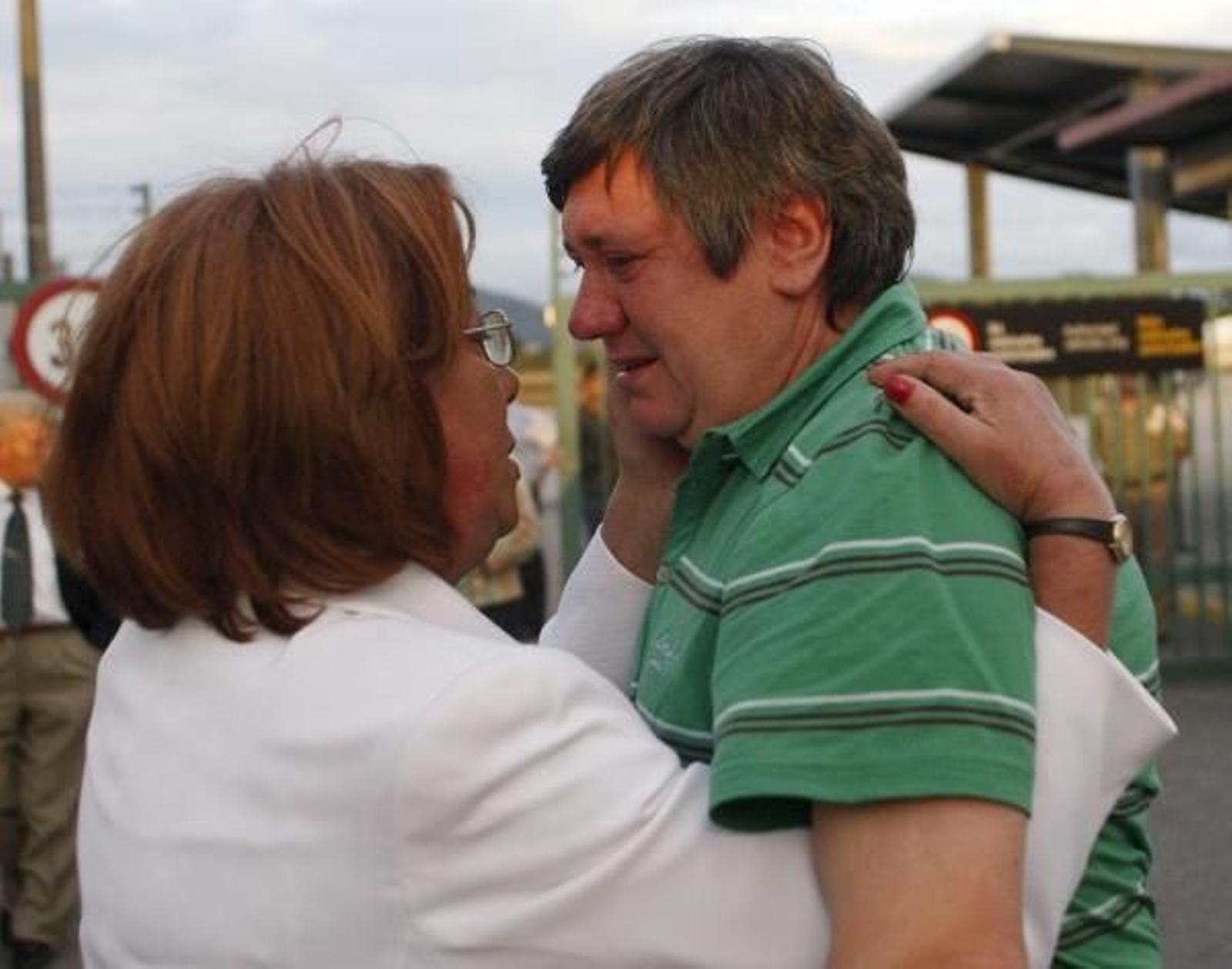 Los familiares recibieron emocionados a los marineros.