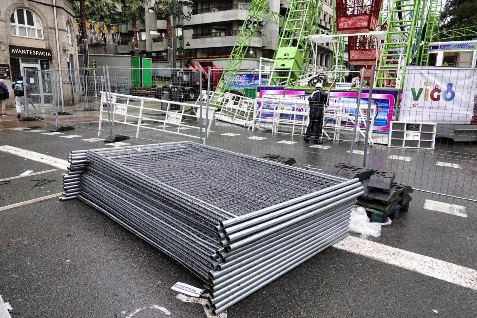 Los trabajos de desmontaje de la Navidad de Vigo se iniciaron ayer tras el apagado celebrado el pasado domingo.