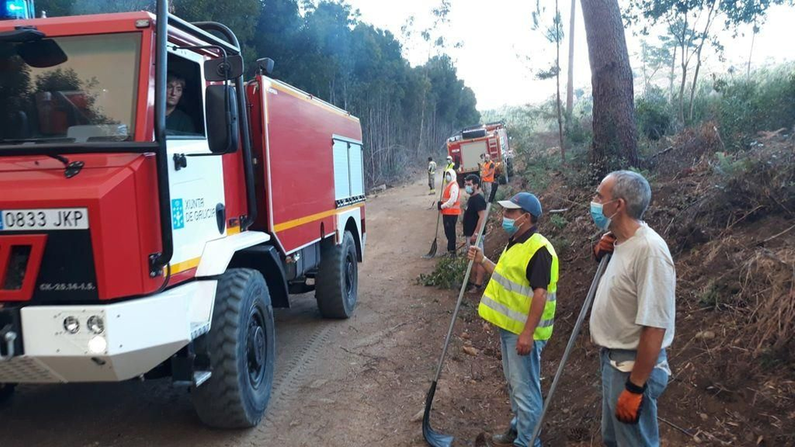 Voluntarios y camiones contra incendios de la Xunta .
