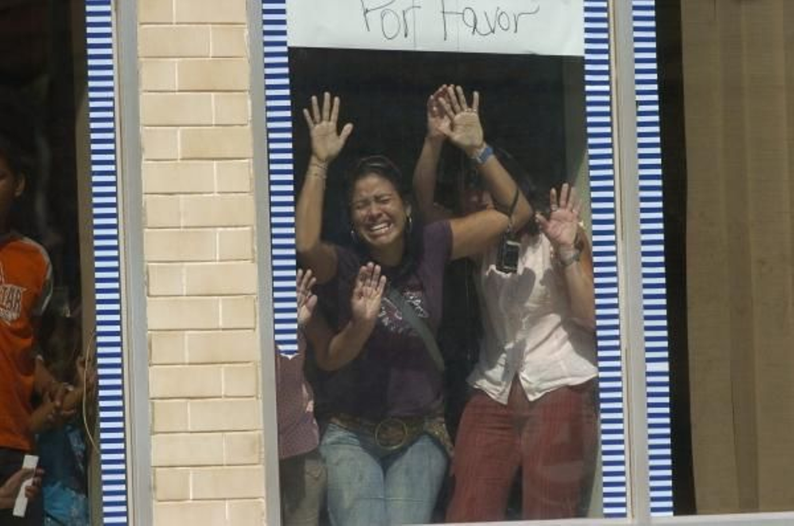 Los rehenes en el interior del banco,durante el atraco.