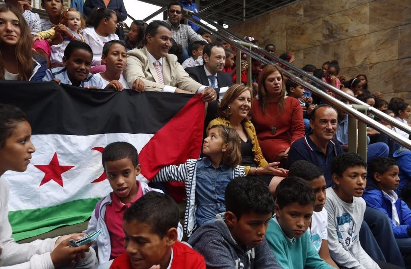 La bandera del Sáhara presidió el encuentro entre los niños y las autoridades