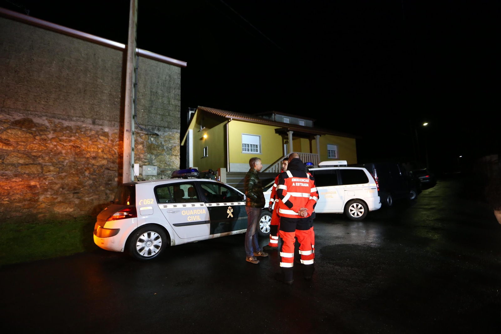 La Guardia Civil y los servicios sanitarios acudieron al domicilio en la parroquia de Callobre, en A Estrada.